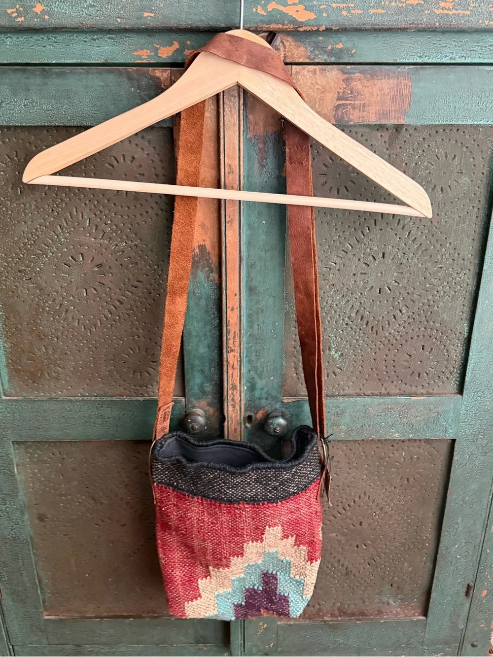 Baizaar Medium Crossbody Jute Bag - Picture 8 of 14